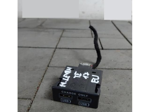 bontott MASERATI LEVANTE USB HUB