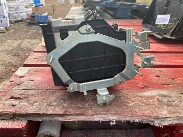 bontott MAZDA 2 Akkumulátor Tartó