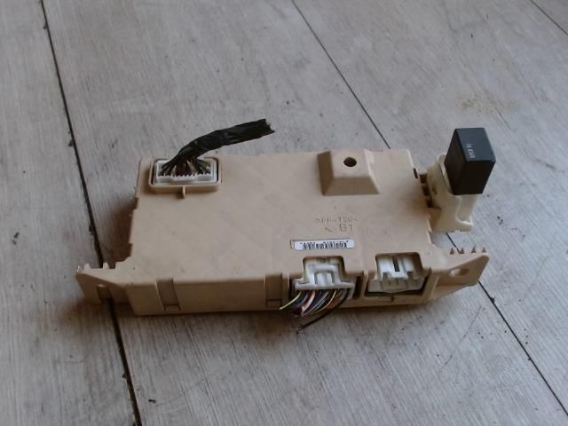 bontott MAZDA 2 Biztosítéktábla Utastér