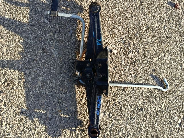 bontott MAZDA 2 Emelő