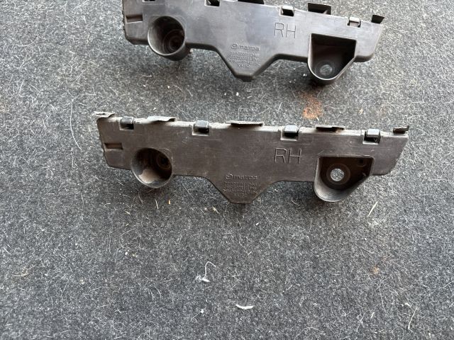 bontott MAZDA 2 Jobb első Oldal Lökhárító Tartó (Műanyag)