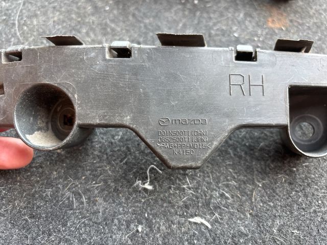 bontott MAZDA 2 Jobb első Oldal Lökhárító Tartó (Műanyag)