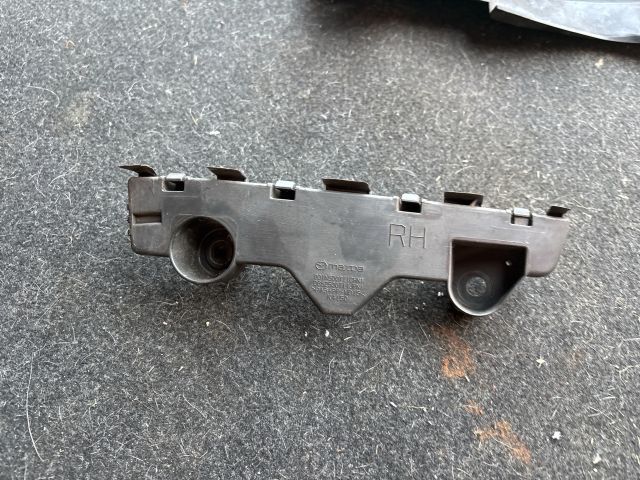 bontott MAZDA 2 Jobb első Oldal Lökhárító Tartó (Műanyag)