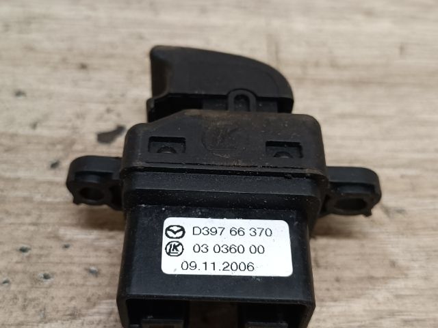 bontott MAZDA 2 Jobb hátsó Ablakemelő Kapcsoló