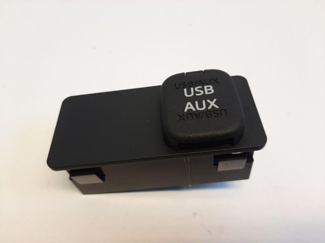 bontott MAZDA 2 USB Aljzat