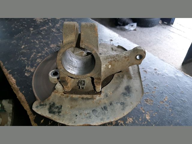 bontott MAZDA 3 Bal első Csonkállvány Kerékaggyal