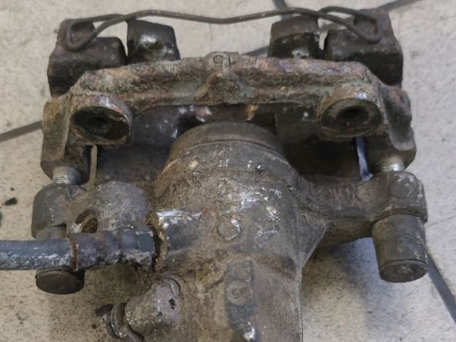 bontott MAZDA 3 Bal hátsó Féknyereg Munkahengerrel