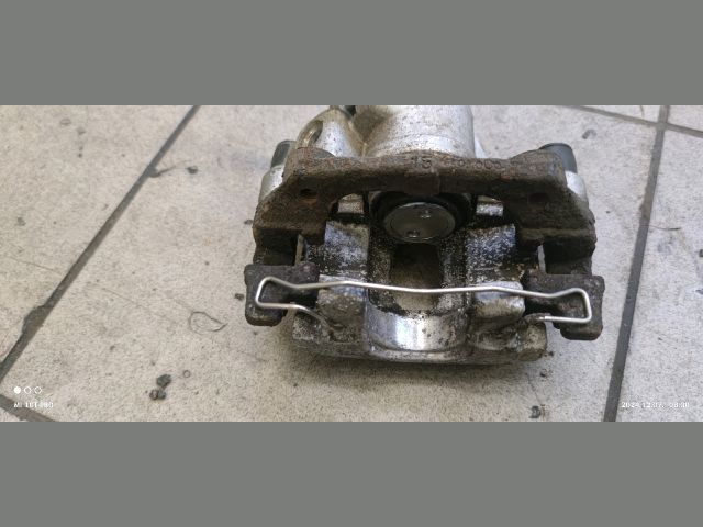 bontott MAZDA 3 Jobb hátsó Féknyereg Munkahengerrel