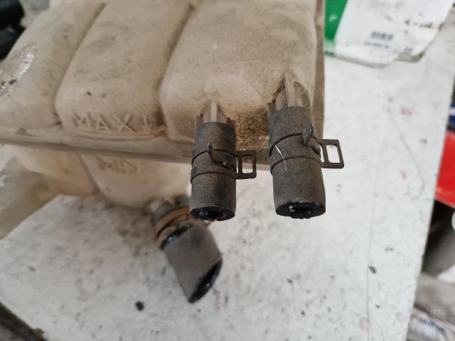 bontott MAZDA 3 Kiegyenlítő Tartály