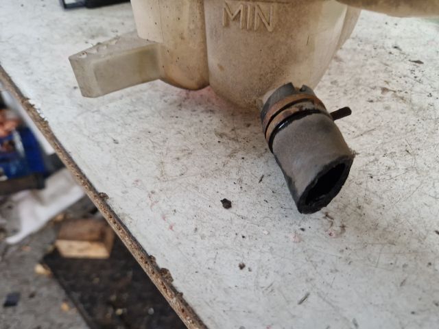 bontott MAZDA 3 Kiegyenlítő Tartály