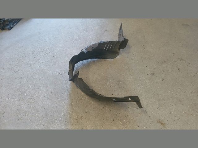 bontott MAZDA 3 Bal első Dobbetét (Kerékjárati, Műanyag)