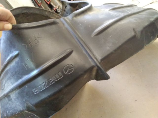 bontott MAZDA 3 Bal első Dobbetét (Kerékjárati, Műanyag)