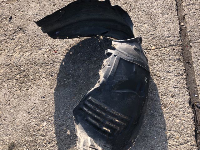 bontott MAZDA 3 Bal első Dobbetét (Kerékjárati, Műanyag)