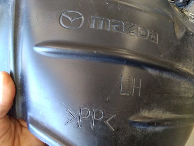 bontott MAZDA 3 Bal első Dobbetét (Kerékjárati, Műanyag)