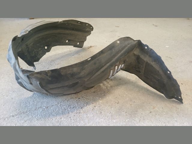 bontott MAZDA 3 Bal első Dobbetét (Kerékjárati, Műanyag)