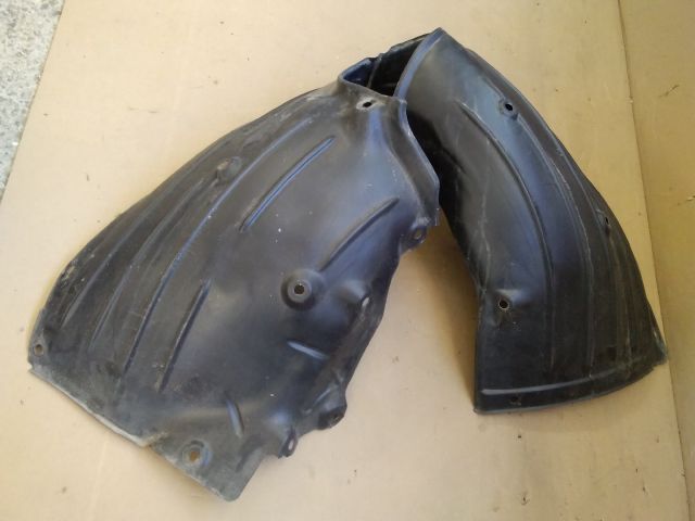 bontott MAZDA 3 Bal első Dobbetét (Kerékjárati, Műanyag)