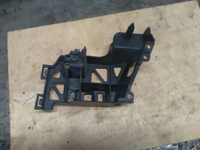 bontott MAZDA 3 Bal első Lökhárító Tartó (Műanyag)