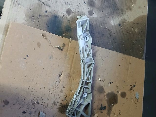 bontott MAZDA 3 Bal hátsó Oldal Lökhárító Tartó (Műanyag)