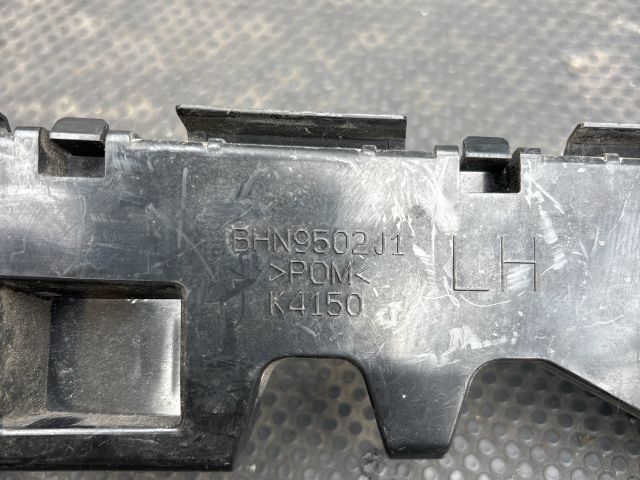 bontott MAZDA 3 Bal hátsó Oldal Lökhárító Tartó (Műanyag)