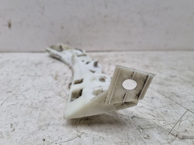 bontott MAZDA 3 Bal hátsó Oldal Lökhárító Tartó (Műanyag)