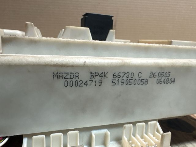 bontott MAZDA 3 Biztosítéktábla Utastér