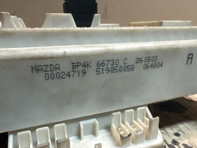 bontott MAZDA 3 Biztosítéktábla Utastér