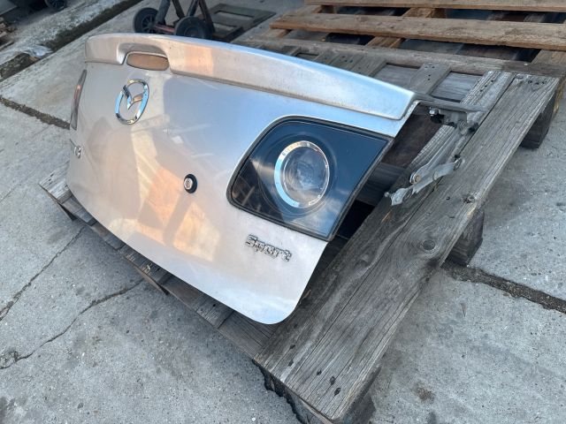 bontott MAZDA 3 Csomagtérajtó (Részeivel)