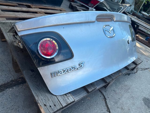 bontott MAZDA 3 Csomagtérajtó (Részeivel)