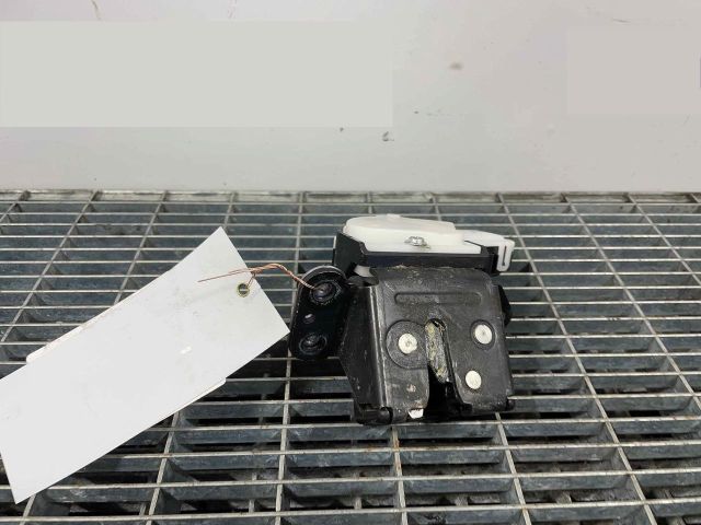 bontott MAZDA 3 Csomagtérajtó Ütköző