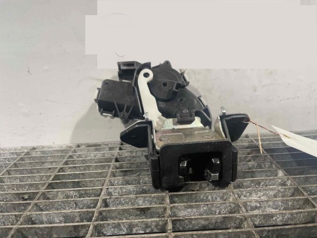 bontott MAZDA 3 Csomagtérajtó Ütköző