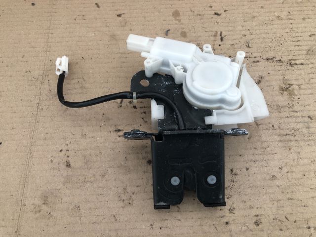 bontott MAZDA 3 Csomagtérajtó Zárszerkezet