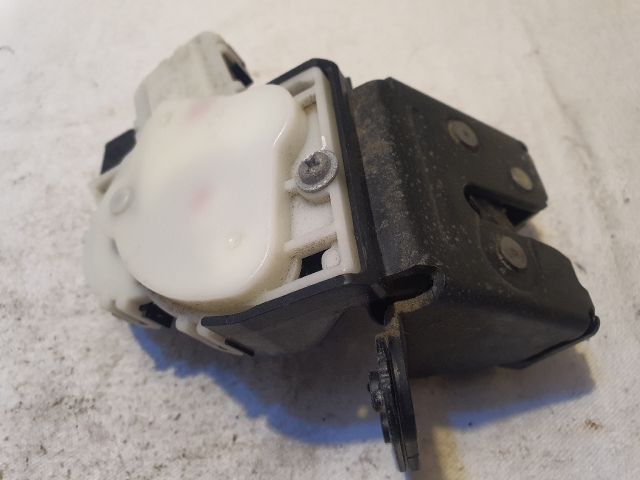 bontott MAZDA 3 Csomagtérajtó Zárszerkezet