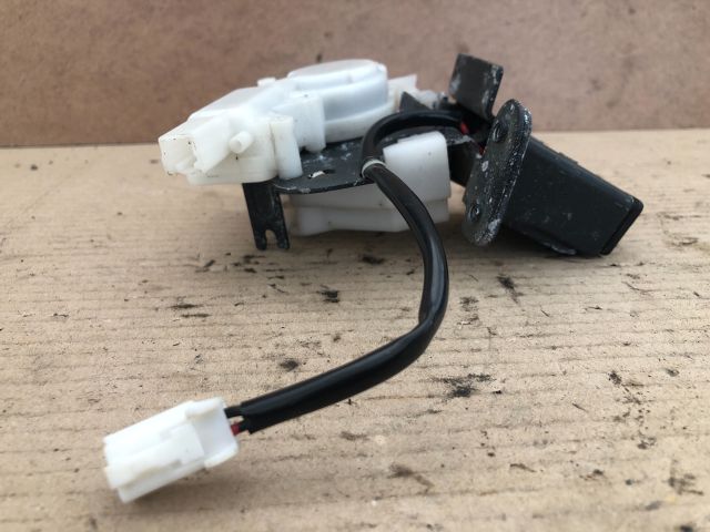 bontott MAZDA 3 Csomagtérajtó Zárszerkezet