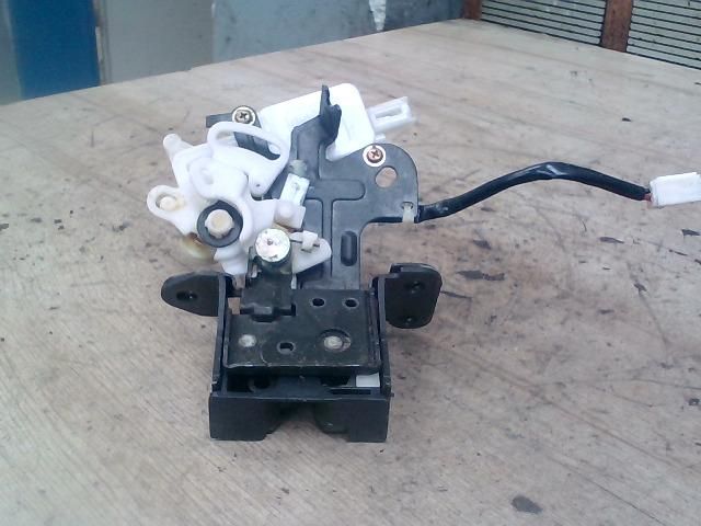 bontott MAZDA 3 Csomagtérajtó Zárszerkezet