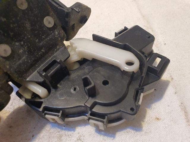 bontott MAZDA 3 Csomagtérajtó Zárszerkezet