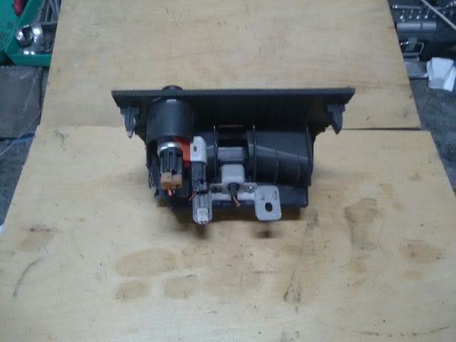 bontott MAZDA 3 Első Hamutartó