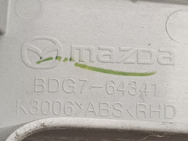 bontott MAZDA 3 Első Hamutartó