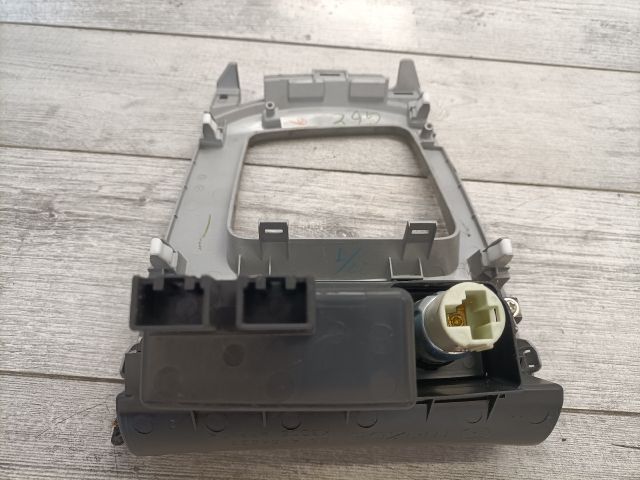 bontott MAZDA 3 Első Hamutartó