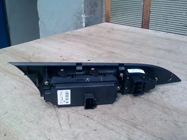 bontott MAZDA 3 Jobb első Ablakemelő Kapcsoló