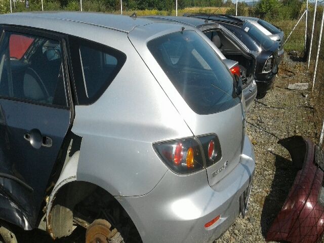 bontott MAZDA 3 Jobb első Gumikéder