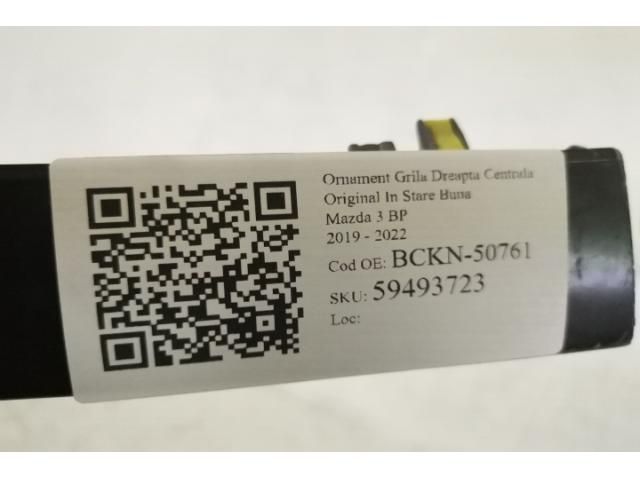 bontott MAZDA 3 Jobb első Lökhárító Díszléc