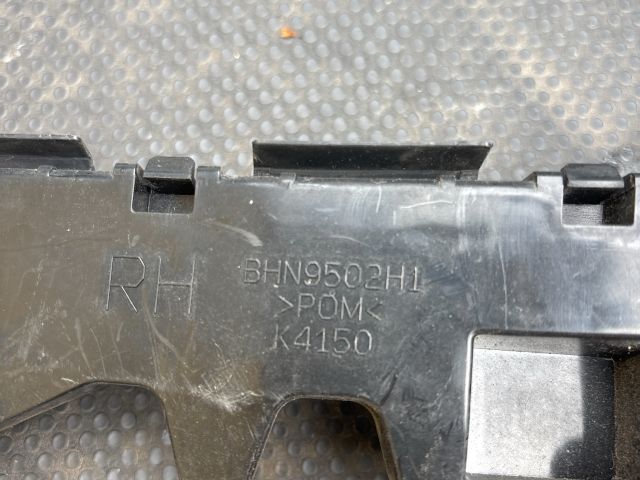 bontott MAZDA 3 Jobb hátsó Oldal Lökhárító Tartó (Műanyag)