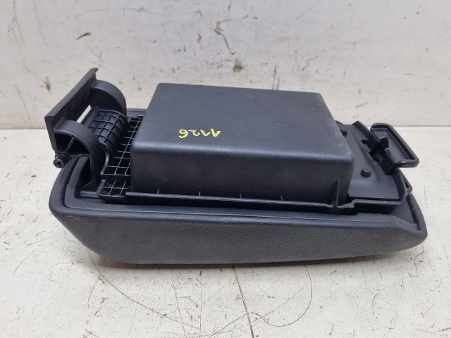 bontott MAZDA 3 Könyöklő