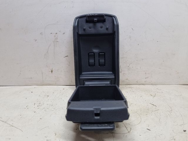 bontott MAZDA 3 Könyöklő