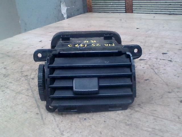 bontott MAZDA 3 Középső Bal Szellőző