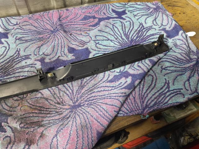 bontott MAZDA 3 Középső Műszerfal Díszléc