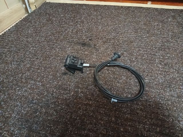 bontott MAZDA 3 Motorháztető Nyitó Kar / Gomb