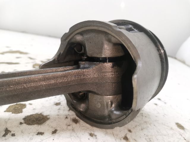 bontott MAZDA 323 Dugattyú és Hajtókar