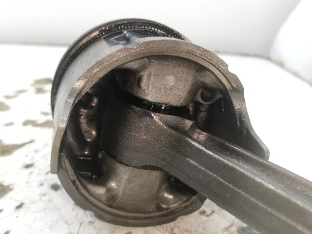 bontott MAZDA 323 Dugattyú és Hajtókar