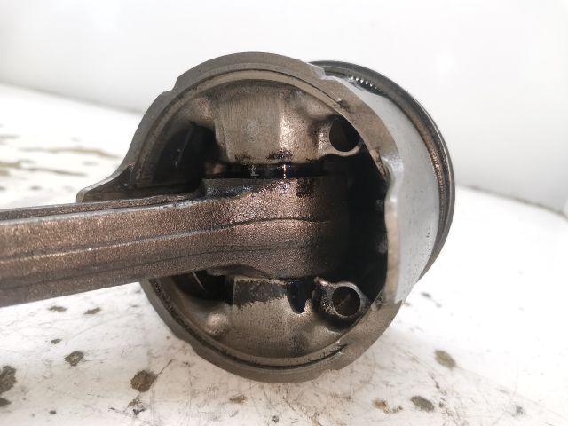 bontott MAZDA 323 Dugattyú és Hajtókar